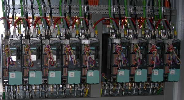 Exemple matériel multi-servopresses